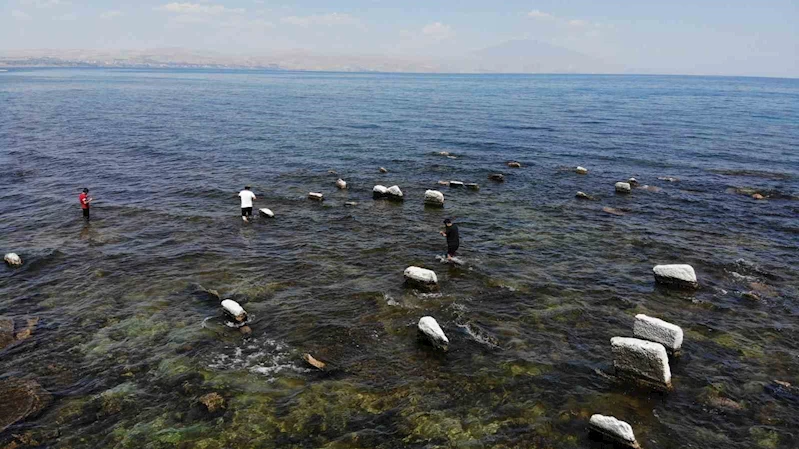 Van Gölü’nde sular çekildi, asırlık toplu mezar alanı ortaya çıktı
