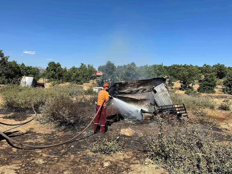 Bingöl’de metruk yapıda çıkan yangın ormanlık alana sıçramadan söndürüldü
