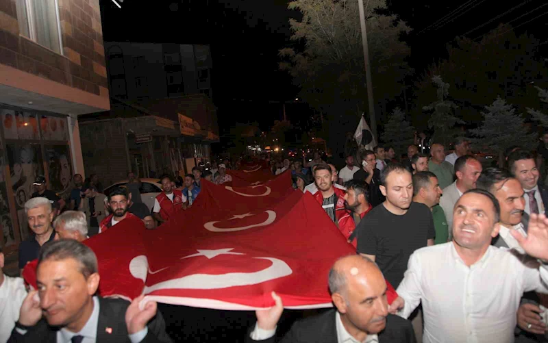 Ahlat’ta 200 metre bayrakla ‘Fener Alayı’ yürüyüşü
