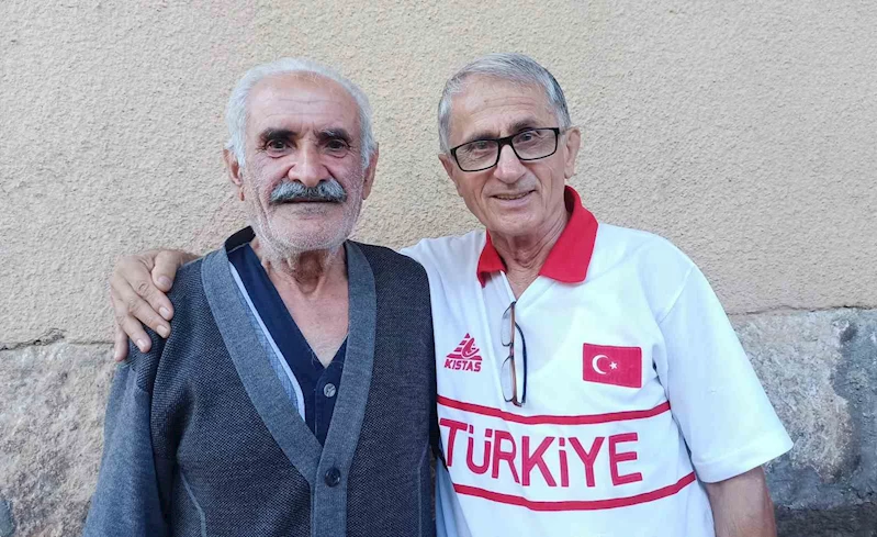 56 yıl önce askerlik yaptığı ilçeyi ziyaret edip eski dostlarıyla buluştu
