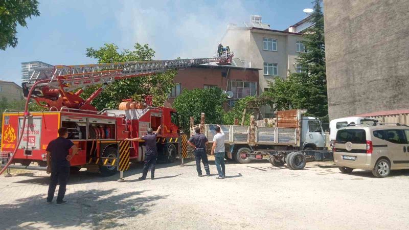 Elazığ’da çatı katı yangını korkuttu
