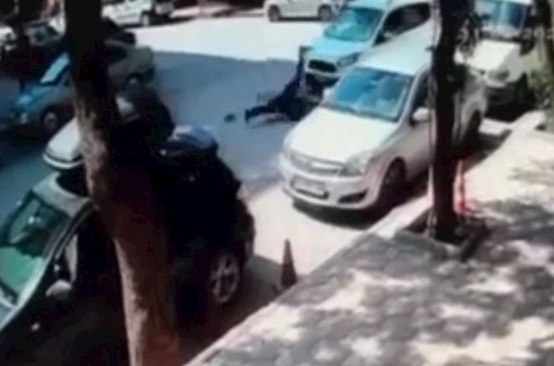Otomobilin bisikletli şahsa çarpma anı kameralara yansıdı

