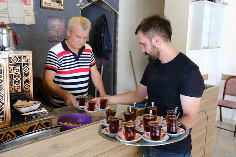 Otlu mu? Süzgeçli mi? Bu sorunun cevabını vermeyen Erzincan’da çay içemiyor
