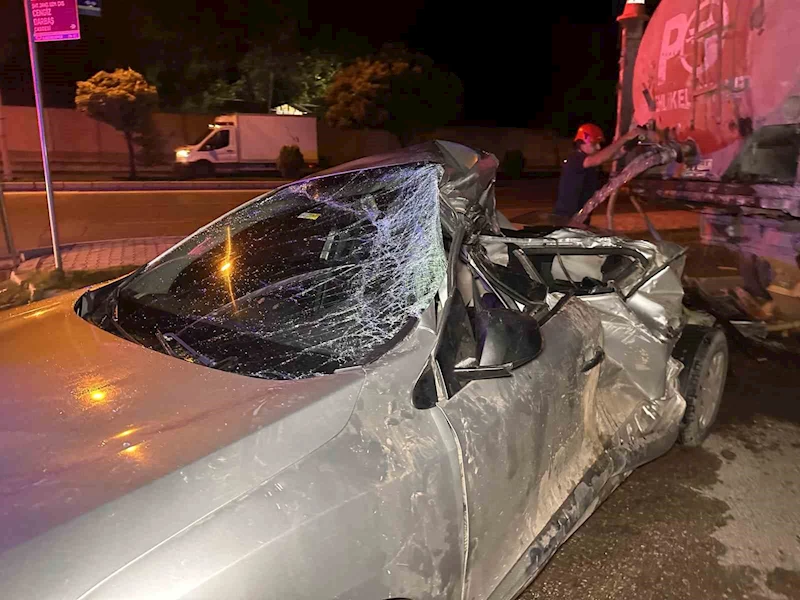 Park halindeki tankerin altına giren otomobil kağıt gibi ezildi: 1 yaralı
