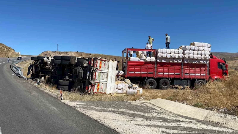 Karlıova’da saman yüklü kamyon devrildi
