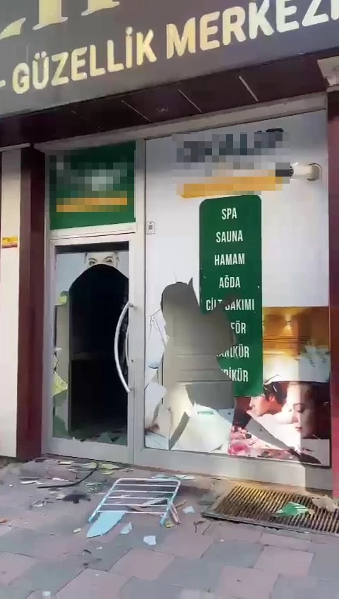 İstanbul’dan gelen baba masaj salonunu bastı: Ortalık savaş alanına döndü

