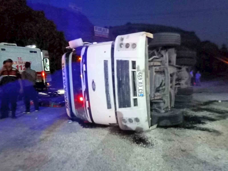 Virajı alamayan kamyon yan yattı: 5 yaralı
