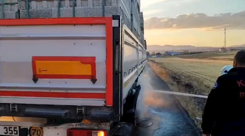 Kars’ta hareket halindeki tırın lastikleri alev aldı
