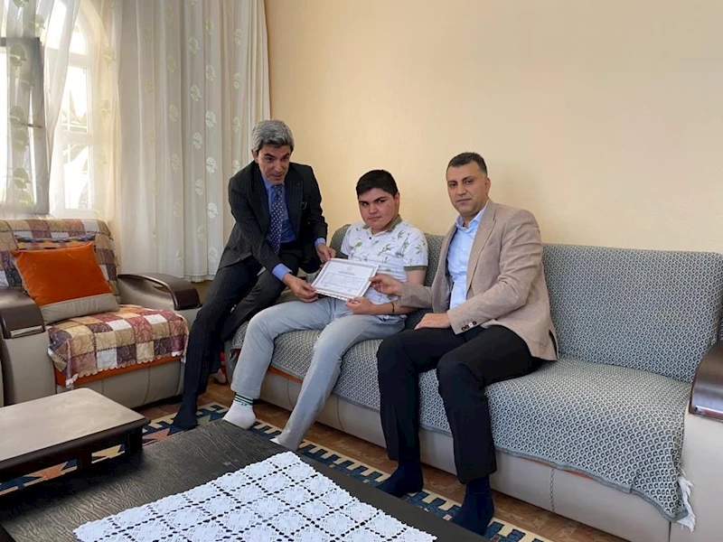 Evde eğitim gören öğrenciye diploma sürprizi
