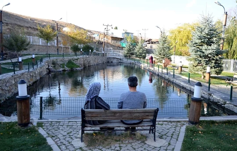Gizemli gölde sıcağa rağmen su seviyesi hiç azalmadı
