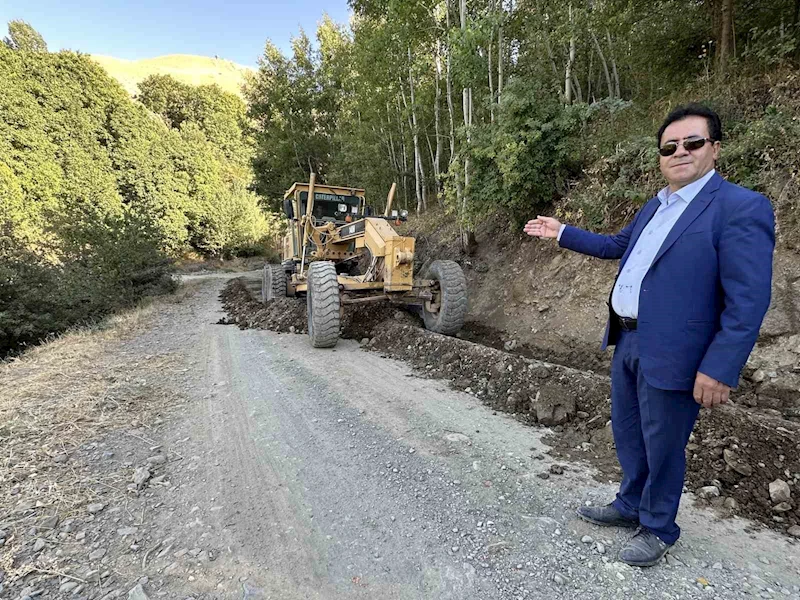 İran sırındaki 4 köyde yol genişletme çalışması

