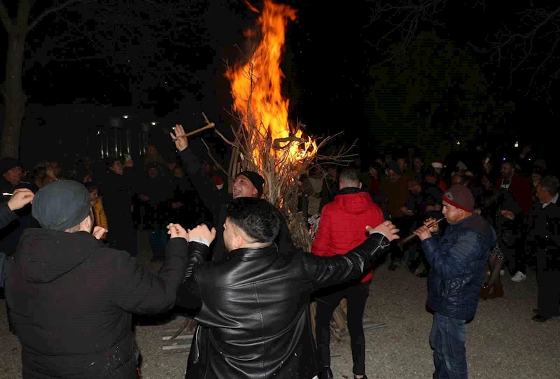 Erzincan’da yakılan ateşin başında havai fişek gösterisi eşliğinde halaylarla 2024’e girildi
