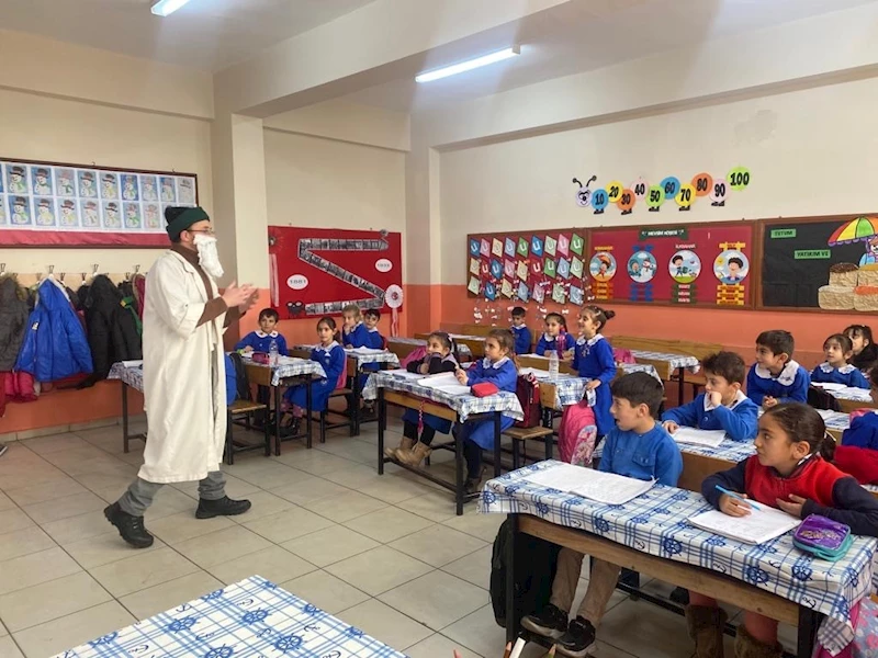 Dede Korkut’un hikâyelerini canlandırarak anlatan öğretmen öğrencilerini eğlendirdi
