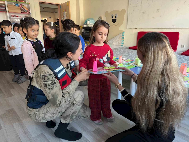 Jandarma öğrencilerin karne heyecanına ortak oldu
