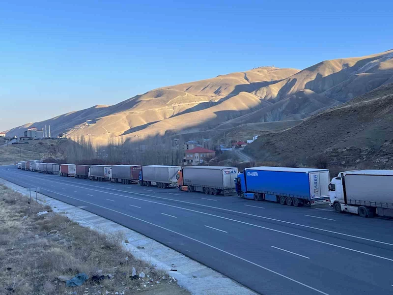 Türkiye-İran sınırında 10 kilometrelik tır kuyruğu
