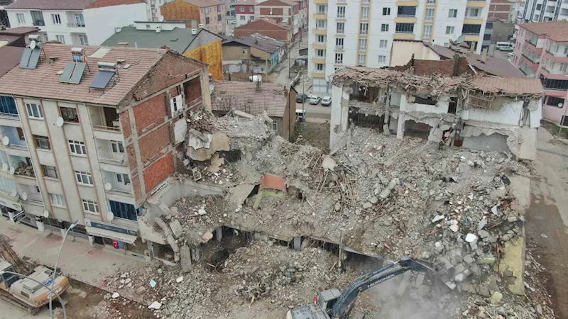 Ağır hasarlı binanın yıkım anı kamerada
