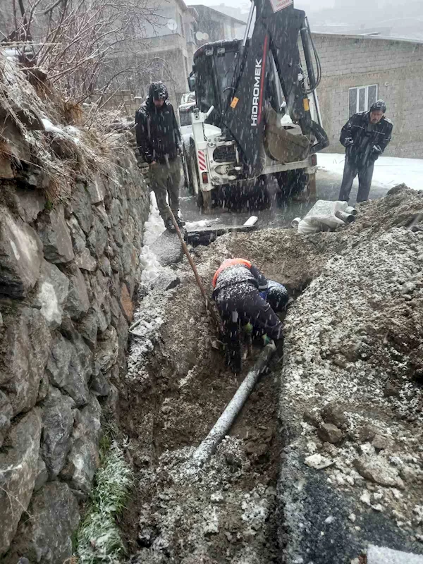 Kar yağışı altında hummalı çalışma
