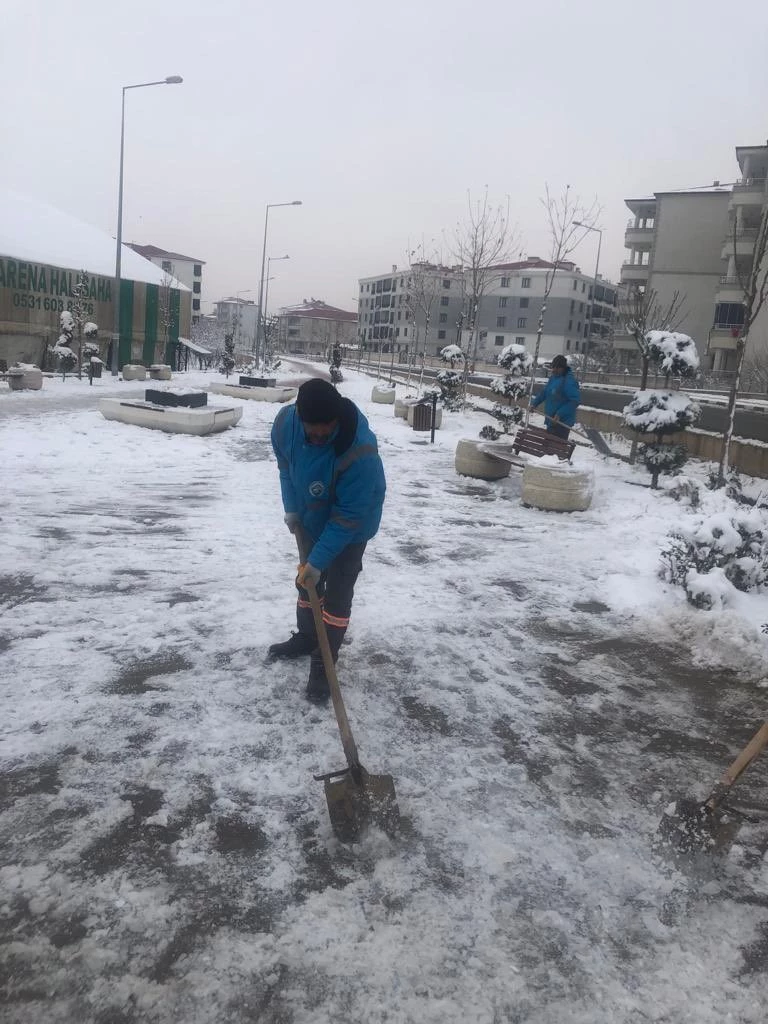 Iğdır’da kar temizliği çalışmaları sürüyor
