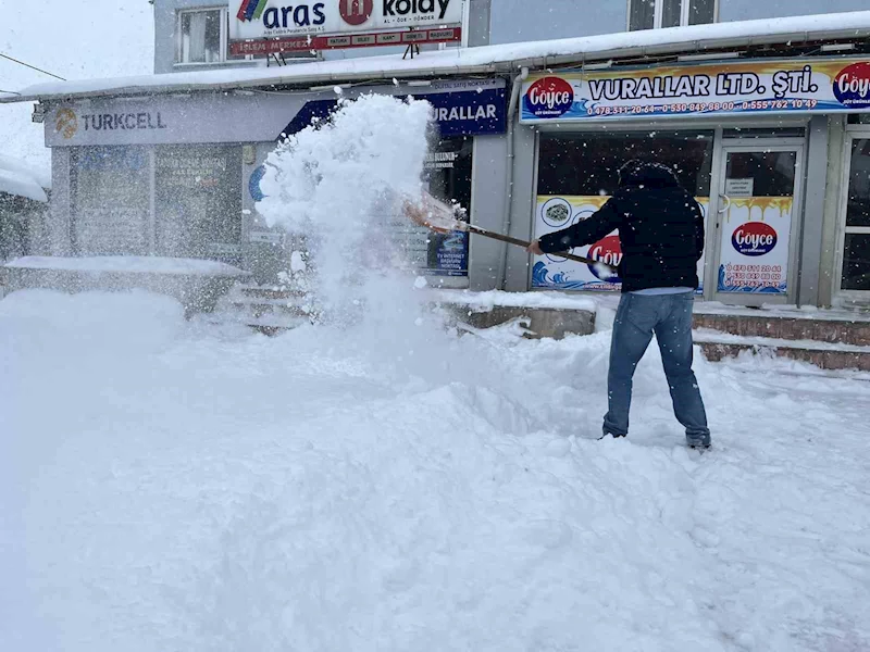 Kar yağışı yetişkinlere çile, çocuklara mutluluk oldu
