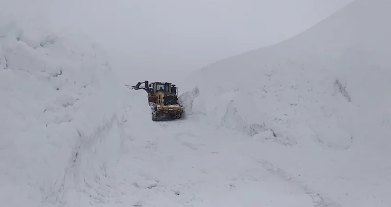 Askeri üs bölgesi yolunda 2 metreyi bulan karda zorlu çalışma
