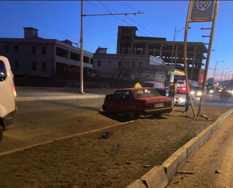 Kontrolden çıkan otomobil refüje çarptı: 1 yaralı
