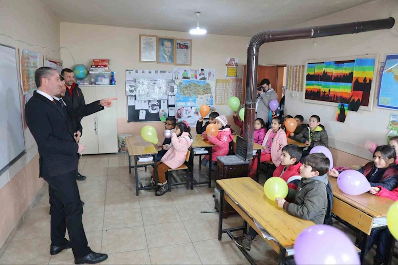 Ağrı’da öğrencilere kışlık yardım
