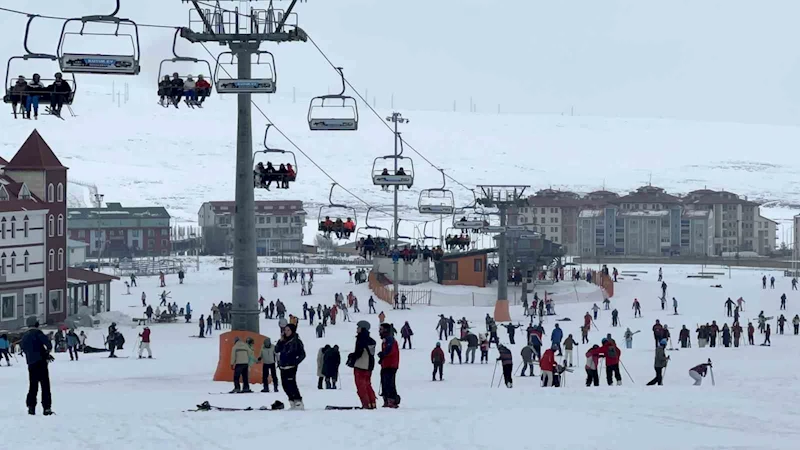 Sarıkamış’ta sarıçam ağaçları arasında kayak keyfi
