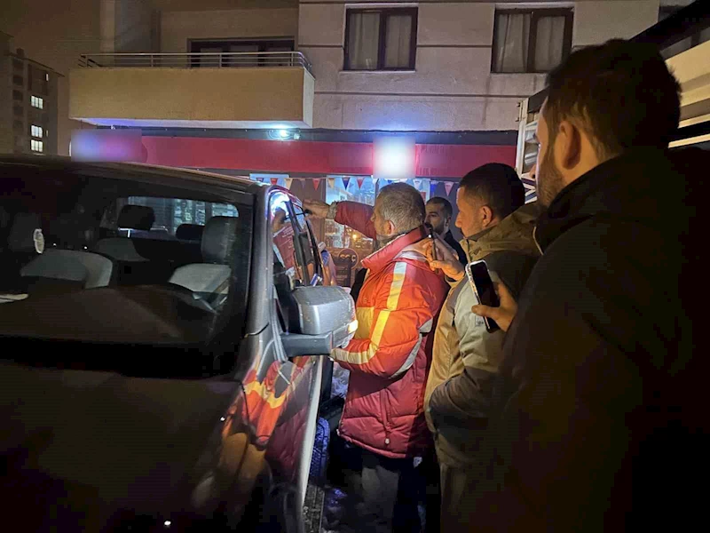 Araçta kilitli kalan çocuk çilingir yardımıyla kurtarıldı
