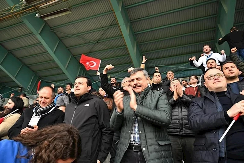 Vali Çiftçi öğrencilerle tribünde maç izledi
