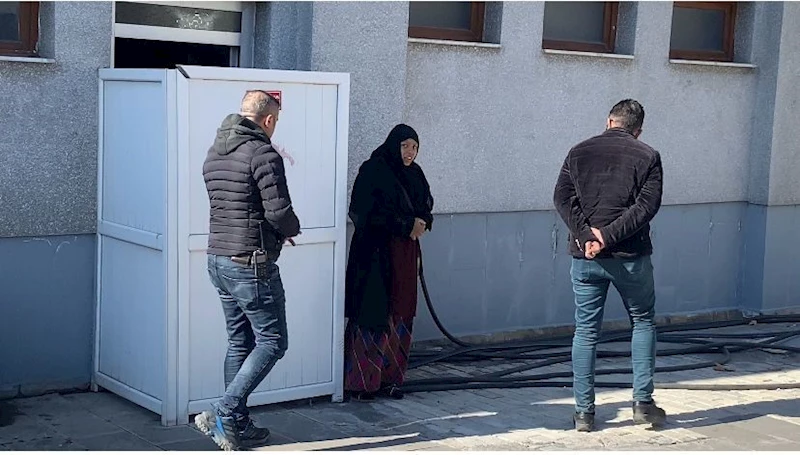 Zabıtayı gören dilenci, kadınlar tuvaletine saklandı
