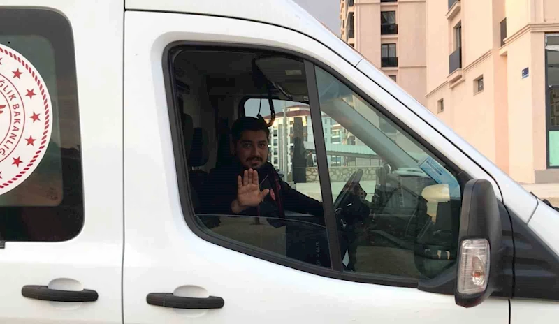 Sağlıkçı hastayı götürmek yerine ambulansı durdurup muhabire ‘çekemezsin’ dedi
