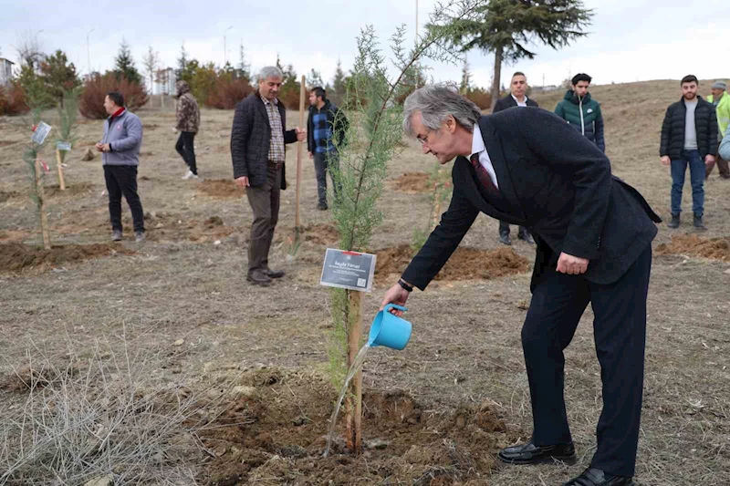 Depremde hayatını kaybeden öğrenciler anısına fidan dikildi
