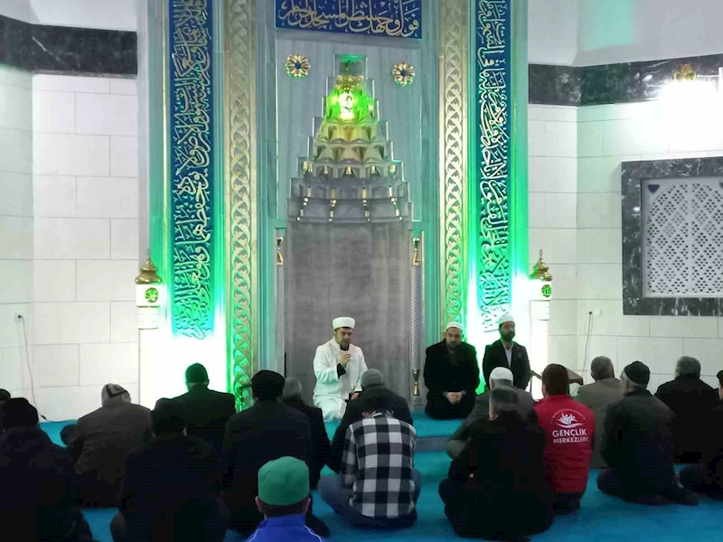 Ağrı’da depremde hayatını kaybedenler anıldı
