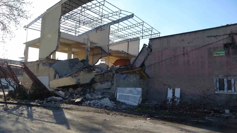Malatya’da sanayi sitesinde 6 dükkanın bulunduğu blok çöktü
