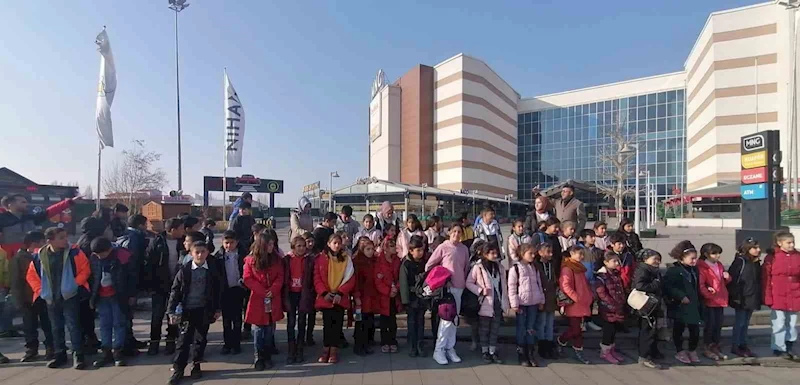 Taşradaki öğrencilerin hayallerini gerçekleştiriyor
