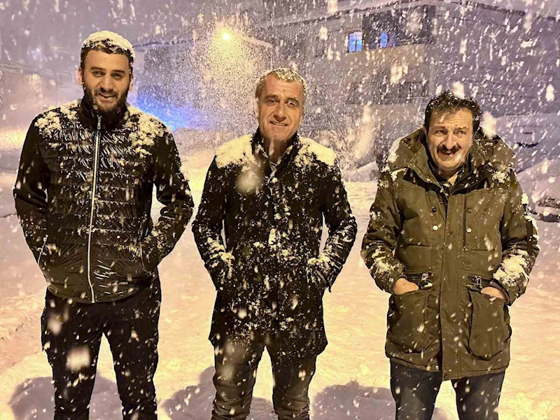 Yüksekova’da lapa lapa kar yağışı
