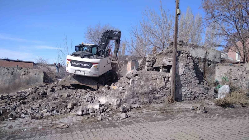 Kars’ta metruk yapıların yıkımı sürüyor
