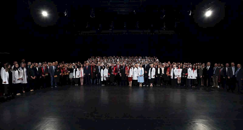 Atatürk Üniversitesi’nde Tıp Bayramı ve geleneksel önlük giydirme töreni
