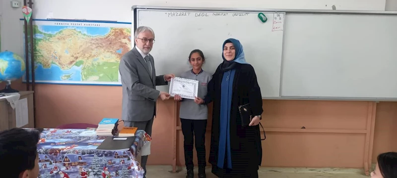 Namazını aksatmadan kılan gençler ödüllendirildi
