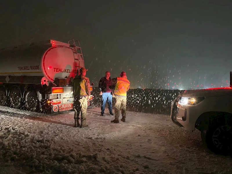 Kar ve tipi Erzincan - Gümüşhane yolunda ulaşımda aksamalara neden oldu
