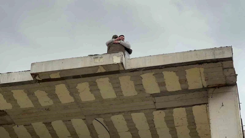 İntihar girişiminde bulunan şahsa çocuktan dikkat çeken öğüt: ’’Niye atlıyorsun, orada yanacaksın’’
