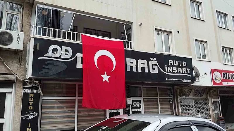 Bingöllü şehidin dede evine Türk bayrağı asıldı
