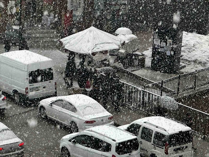Yüksekova’da sağanak yerini kar yağışına bıraktı
