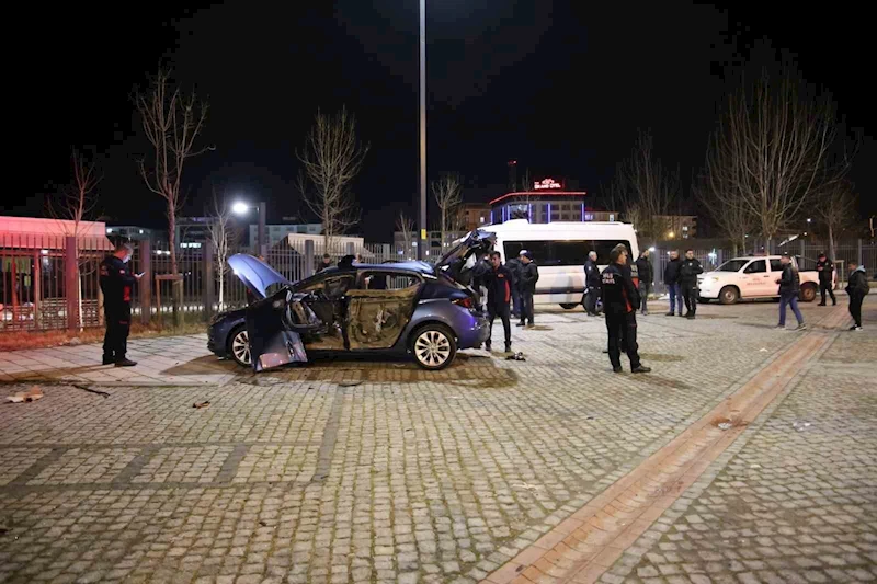 Muş’ta park halindeki araçta patlama meydana geldi, sürücü yaralandı
