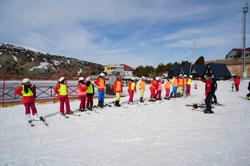 Üniversite öğrencileri ilk kayak heyecanını Ergan Dağı’nda yaşadılar
