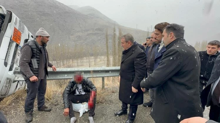 BBP Genel Başkanı Destici kaza yapan tır sürücüsüne yardım etti
