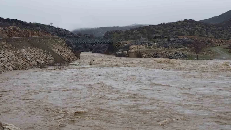 Elazığ’da sağanak yağış sonrası dereler coştu
