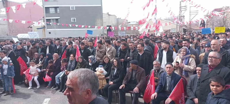 Tutak’ın ilk kadın adayı partililerle buluştu
