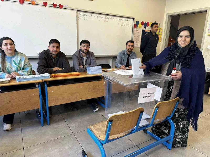 Yüksekova’da oy kullanma işlemi başladı
