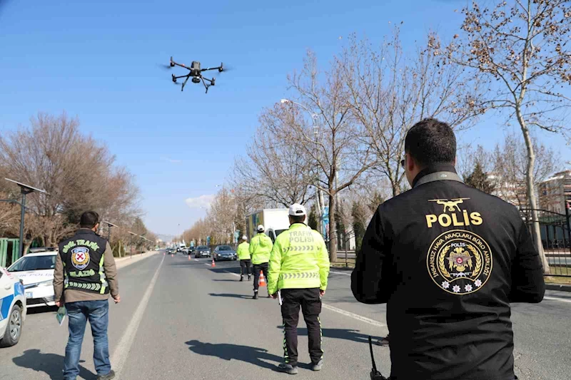 Kurallara uymayan sürücülere havadan ceza yağdı
